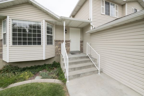 Cost of White Vinyl Siding Replacement in Navarre